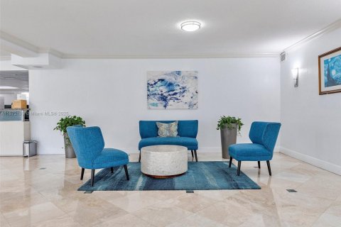 Condo in Hallandale Beach, Florida, 1 bedroom  № 1833860 - photo 17