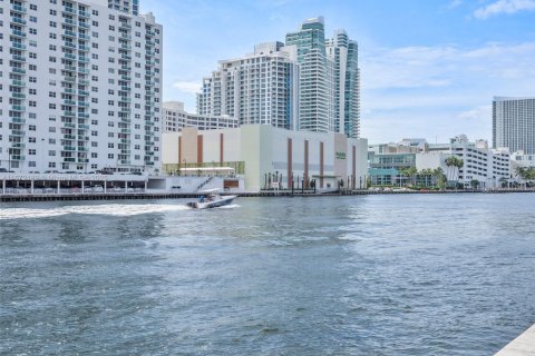 Condo in Hallandale Beach, Florida, 1 bedroom  № 1833860 - photo 22