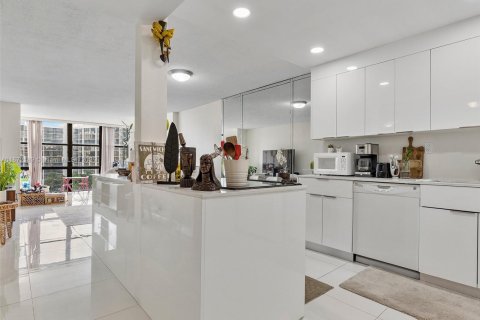 Condo in Hallandale Beach, Florida, 1 bedroom  № 1833860 - photo 1