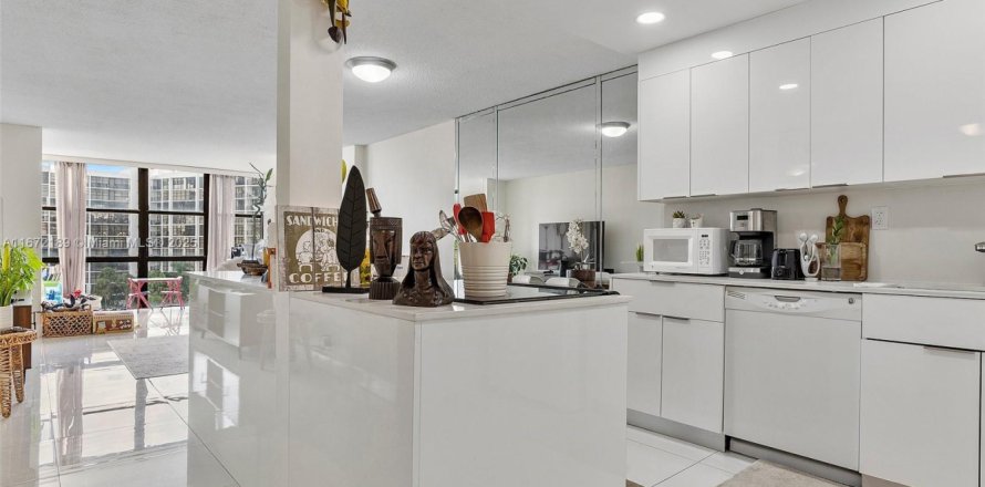 Condo in Hallandale Beach, Florida, 1 bedroom № 1833860