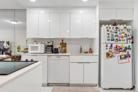Condo in Hallandale Beach, Florida, 1 bedroom  № 1833860 - photo 4