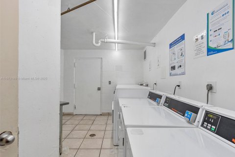 Condo in Hallandale Beach, Florida, 1 bedroom  № 1833860 - photo 18