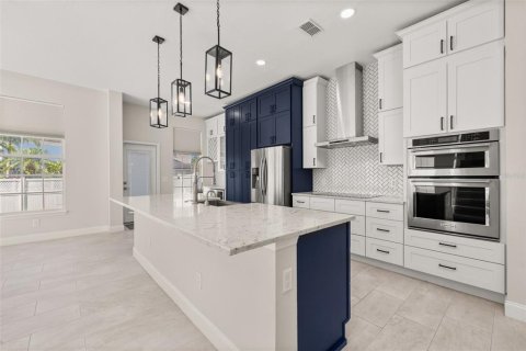 House in Kissimmee, Florida 4 bedrooms, 179.77 sq.m. № 1792078 - photo 4