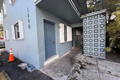 Casa en alquiler en Miami, Florida, 2 dormitorios, 568.19 m2 № 2010409 - foto 2