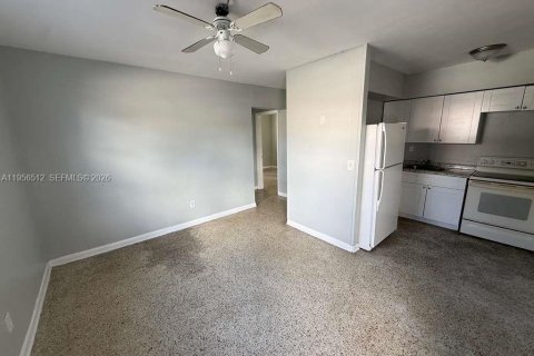 Casa en alquiler en Miami, Florida, 2 dormitorios, 568.19 m2 № 2010409 - foto 5