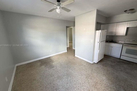 Casa en alquiler en Miami, Florida, 2 dormitorios, 568.19 m2 № 2010409 - foto 4