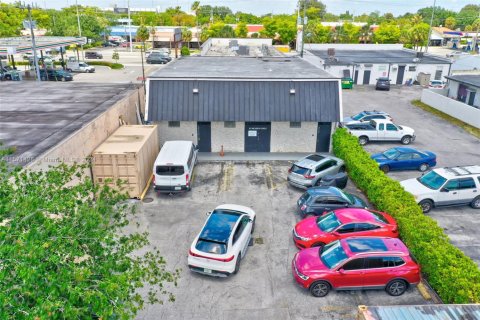 Commercial property in Miami, Florida № 1763337 - photo 2