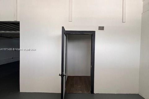 Commercial property in Miami, Florida № 1763337 - photo 11