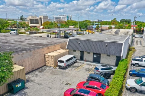 Commercial property in Miami, Florida № 1763337 - photo 3