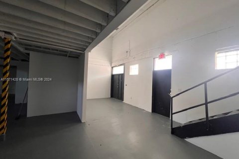 Commercial property in Miami, Florida № 1763337 - photo 9