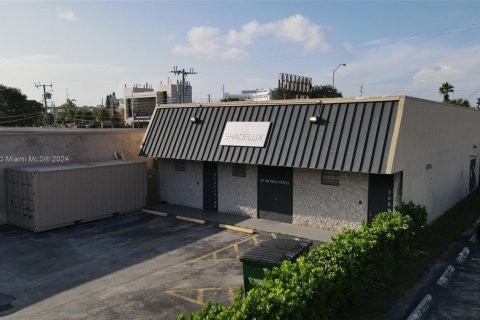 Commercial property in Miami, Florida № 1763337 - photo 1