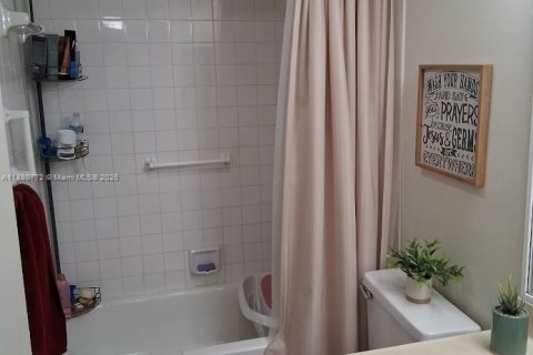 Condo in Pembroke Pines, Florida, 2 bedrooms  № 2025204 - photo 8
