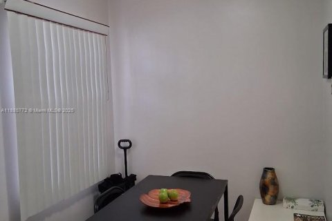 Condo in Pembroke Pines, Florida, 2 bedrooms  № 2025204 - photo 3