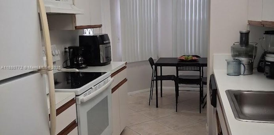 Condo in Pembroke Pines, Florida, 2 bedrooms  № 2025204