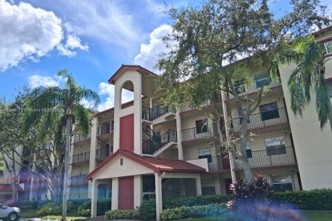 Condo in Pembroke Pines, Florida, 2 bedrooms  № 2025204 - photo 14