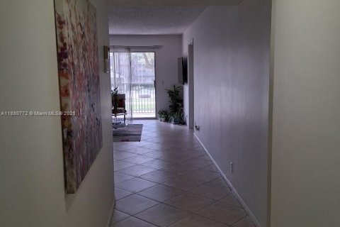 Condo in Pembroke Pines, Florida, 2 bedrooms  № 2025204 - photo 4