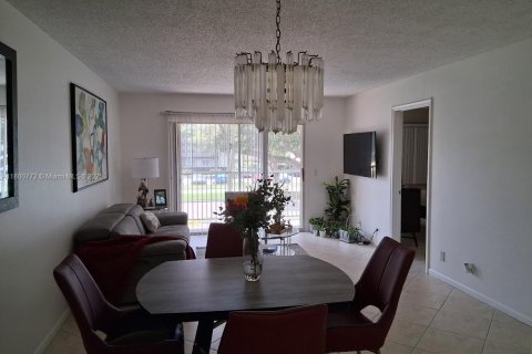 Condo in Pembroke Pines, Florida, 2 bedrooms  № 2025204 - photo 11