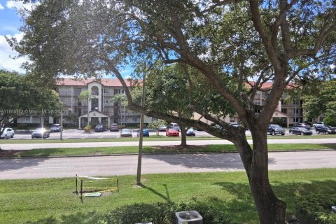 Condo in Pembroke Pines, Florida, 2 bedrooms  № 2025204 - photo 13