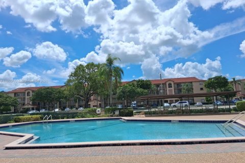 Condo in Pembroke Pines, Florida, 2 bedrooms  № 2025204 - photo 15