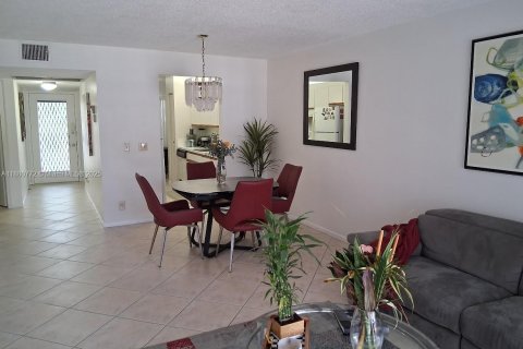 Condo in Pembroke Pines, Florida, 2 bedrooms  № 2025204 - photo 10