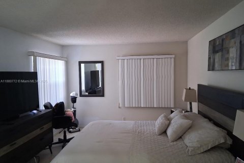 Condo in Pembroke Pines, Florida, 2 bedrooms  № 2025204 - photo 9
