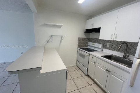 Condo in Miami, Florida, 1 bedroom № 2030941 - photo 3