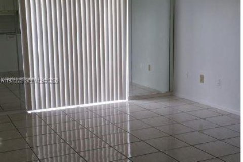 Condo in Miami, Florida, 1 bedroom № 2030941 - photo 7
