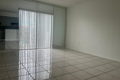 Condo in Miami, Florida, 1 bedroom № 2030941 - photo 6
