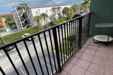 Condo in Miami, Florida, 1 bedroom № 2030941 - photo 10