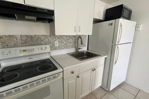 Condo in Miami, Florida, 1 bedroom № 2030941 - photo 2