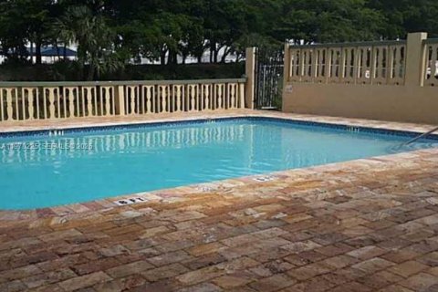 Condo in Miami, Florida, 1 bedroom № 2030941 - photo 11