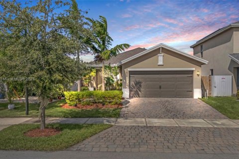 House in Florida City, Florida 3 bedrooms, 141.3 sq.m. № 1927984 - photo 1