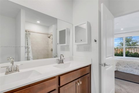 House in Florida City, Florida 3 bedrooms, 141.3 sq.m. № 1927984 - photo 25