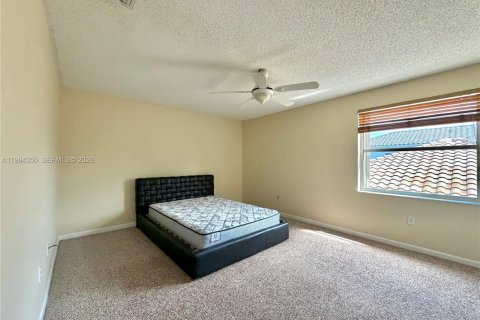 House in Pembroke Pines, Florida 4 bedrooms, 310.94 sq.m. № 2059157 - photo 16