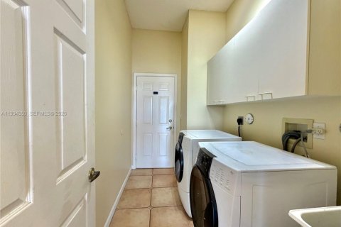 House in Pembroke Pines, Florida 4 bedrooms, 310.94 sq.m. № 2059157 - photo 10