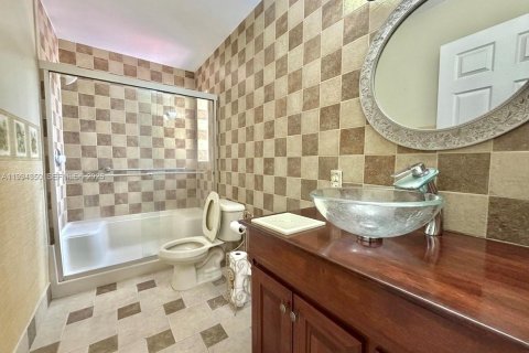 House in Pembroke Pines, Florida 4 bedrooms, 310.94 sq.m. № 2059157 - photo 14