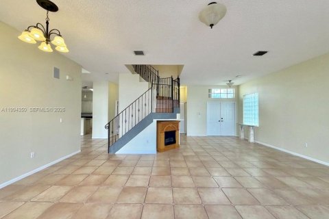 House in Pembroke Pines, Florida 4 bedrooms, 310.94 sq.m. № 2059157 - photo 5