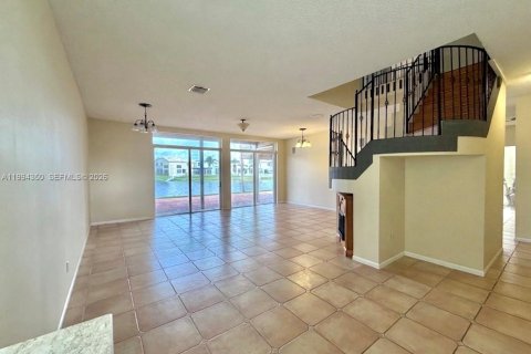 House in Pembroke Pines, Florida 4 bedrooms, 310.94 sq.m. № 2059157 - photo 4