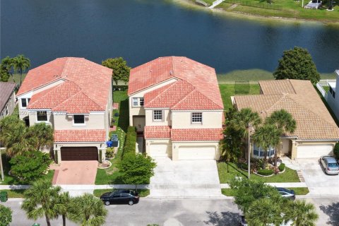 House in Pembroke Pines, Florida 4 bedrooms, 310.94 sq.m. № 2059157 - photo 2