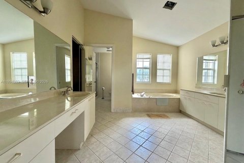 House in Pembroke Pines, Florida 4 bedrooms, 310.94 sq.m. № 2059157 - photo 21