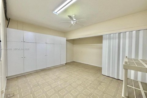 House in Pembroke Pines, Florida 4 bedrooms, 310.94 sq.m. № 2059157 - photo 12