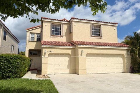 House in Pembroke Pines, Florida 4 bedrooms, 310.94 sq.m. № 2059157 - photo 1