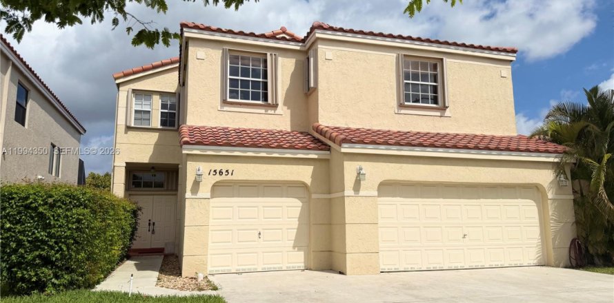 House in Pembroke Pines, Florida 4 bedrooms, 310.94 sq.m. № 2059157