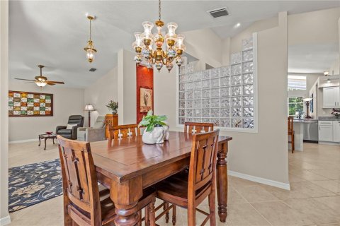 House in Tampa, Florida 4 bedrooms, 243.5 sq.m. № 2151976 - photo 6