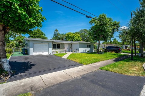 Villa ou maison à louer à Lauderhill, Floride: 3 chambres, 170.2 m2 № 1855310 - photo 1