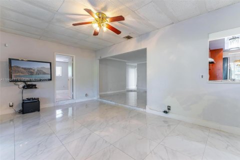 Villa ou maison à louer à Lauderhill, Floride: 3 chambres, 170.2 m2 № 1855310 - photo 5