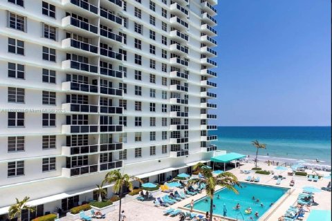 Copropriété à louer à Hollywood, Floride: 1 chambre, 78.69 m2 № 1860379 - photo 1
