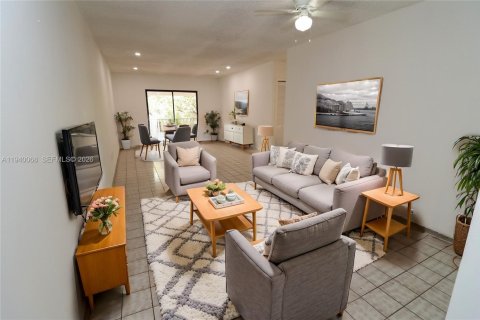 House in Miami, Florida 3 bedrooms, 111.48 sq.m. № 2000962 - photo 8