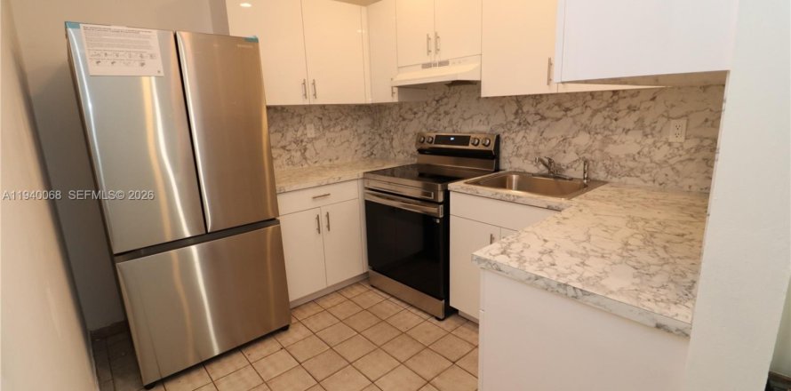 House in Miami, Florida 3 bedrooms, 111.48 sq.m. № 2000962