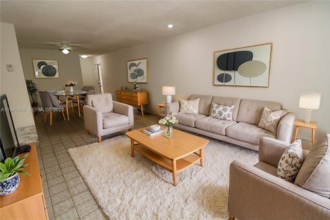 House in Miami, Florida 3 bedrooms, 111.48 sq.m. № 2000962 - photo 3